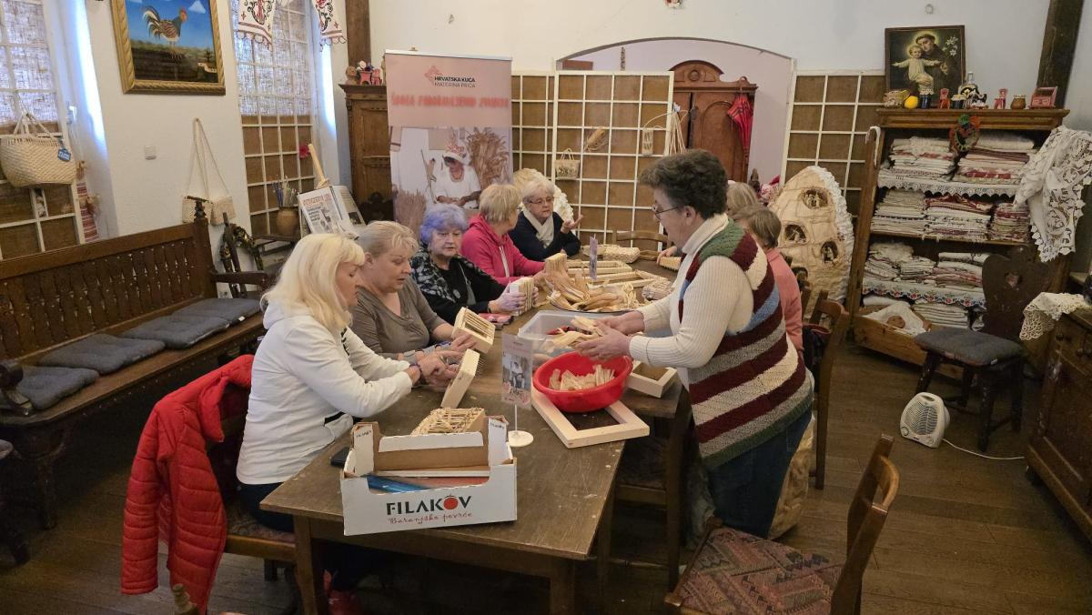 RADIONICA IZRADE UPORABNIH PREDMETA OD KOMUŠINE powered by #JANAF