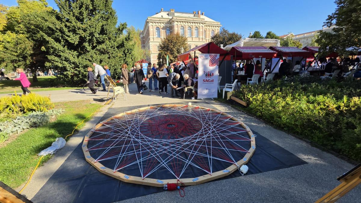 Hrvatska kuća „Materina priča” obilježila Međunarodni dan starijih osoba izradom velike umjetničke instalacije