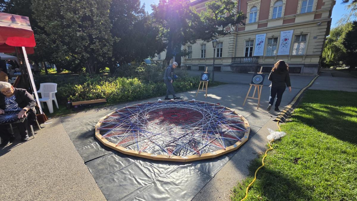 Hrvatska kuća „Materina priča” obilježila Međunarodni dan starijih osoba izradom velike umjetničke instalacije