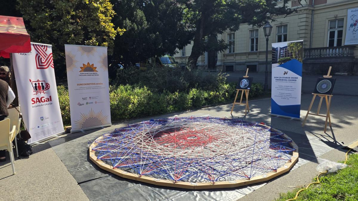 Hrvatska kuća „Materina priča” obilježila Međunarodni dan starijih osoba izradom velike umjetničke instalacije