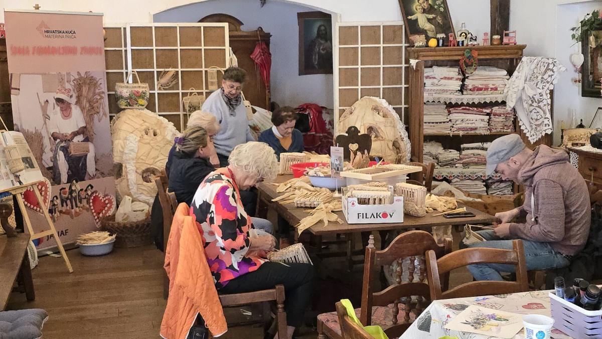 Radionica izrade predmeta od komušine powered by #JANAF