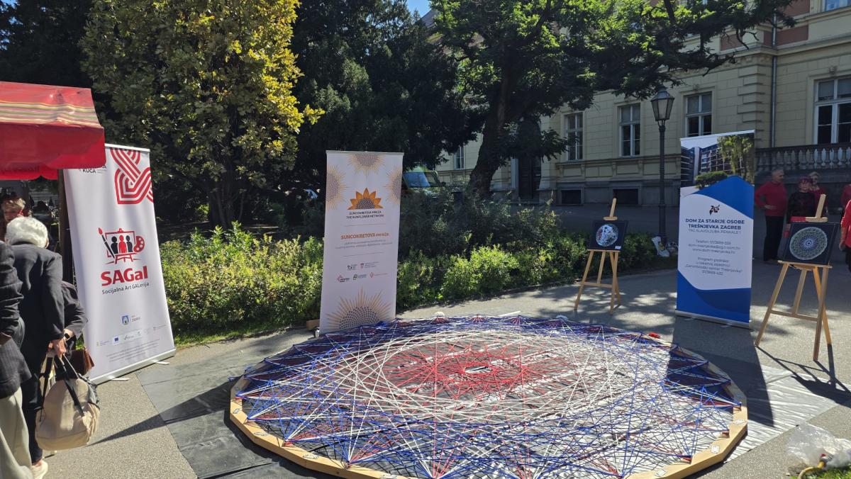 Hrvatska kuća „Materina priča” obilježila Međunarodni dan starijih osoba izradom velike umjetničke instalacije