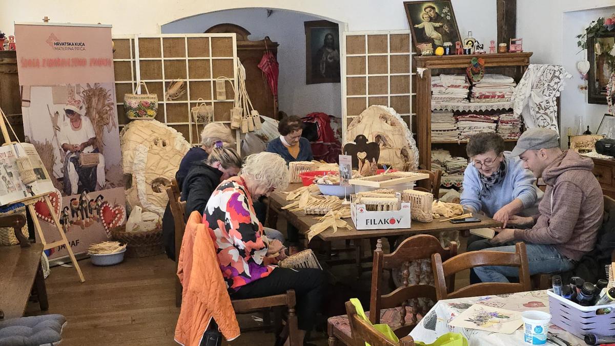 Radionica izrade predmeta od komušine powered by #JANAF