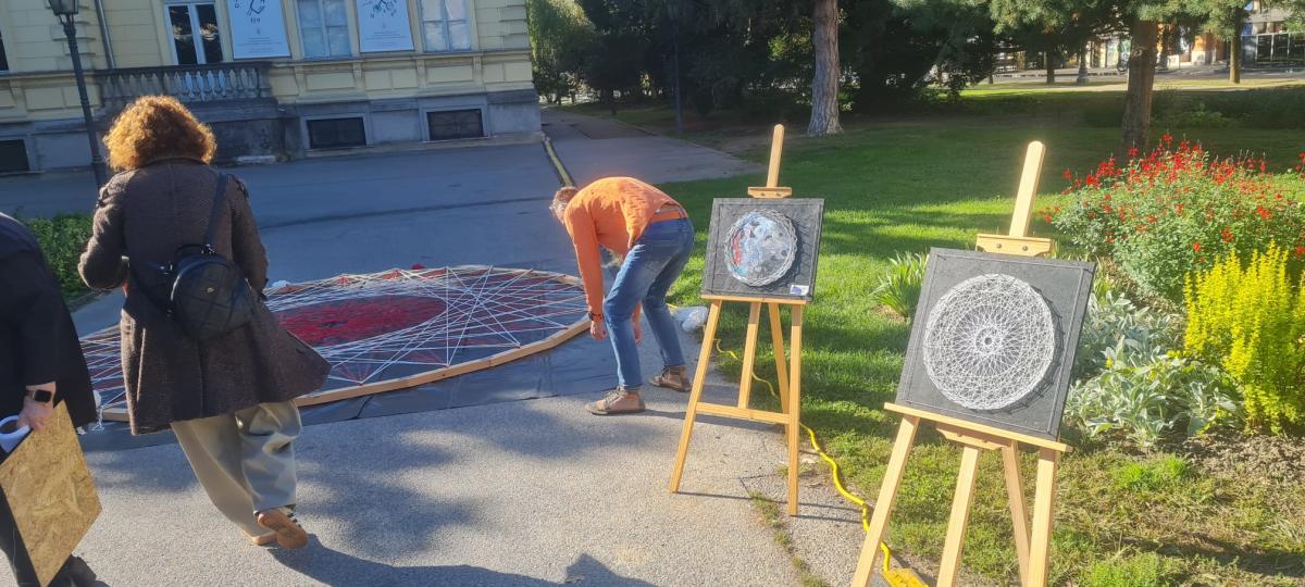 Hrvatska kuća „Materina priča” obilježila Međunarodni dan starijih osoba izradom velike umjetničke instalacije