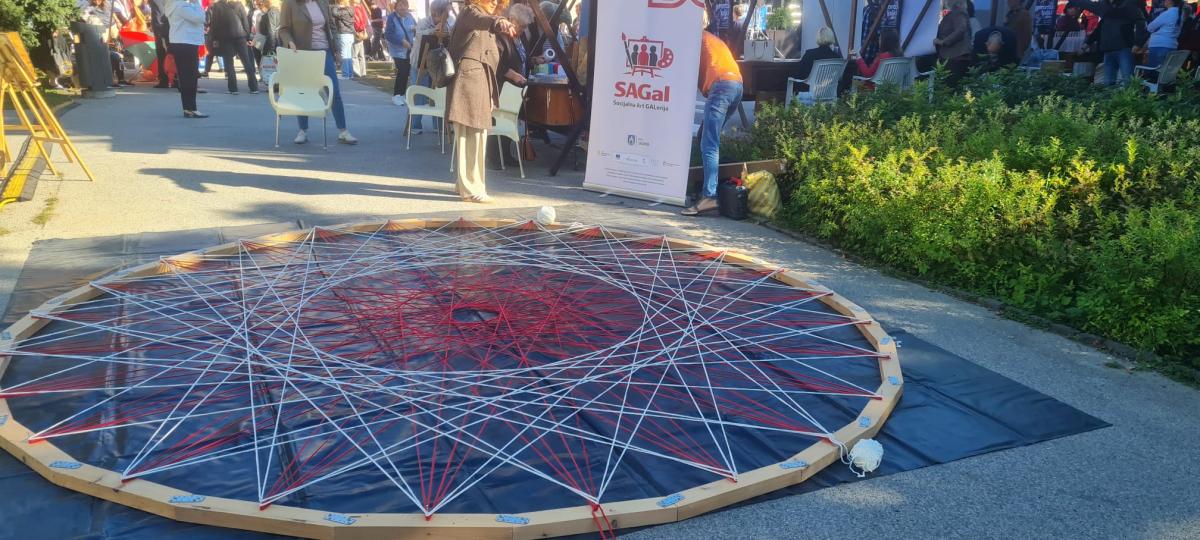 Hrvatska kuća „Materina priča” obilježila Međunarodni dan starijih osoba izradom velike umjetničke instalacije