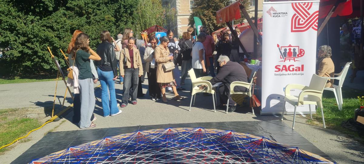 Hrvatska kuća „Materina priča” obilježila Međunarodni dan starijih osoba izradom velike umjetničke instalacije
