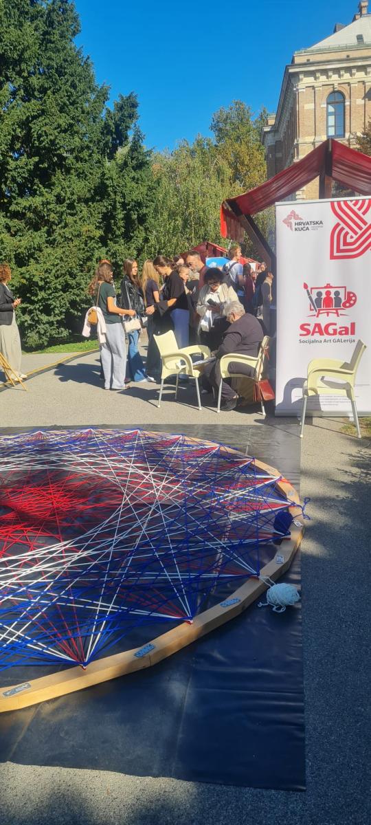 Hrvatska kuća „Materina priča” obilježila Međunarodni dan starijih osoba izradom velike umjetničke instalacije