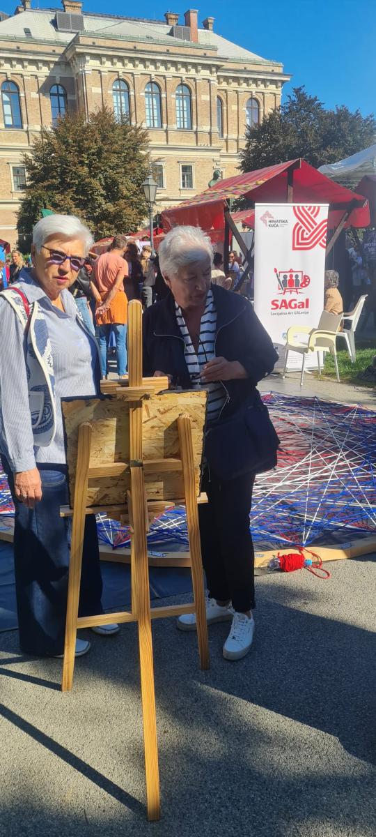 Hrvatska kuća „Materina priča” obilježila Međunarodni dan starijih osoba izradom velike umjetničke instalacije