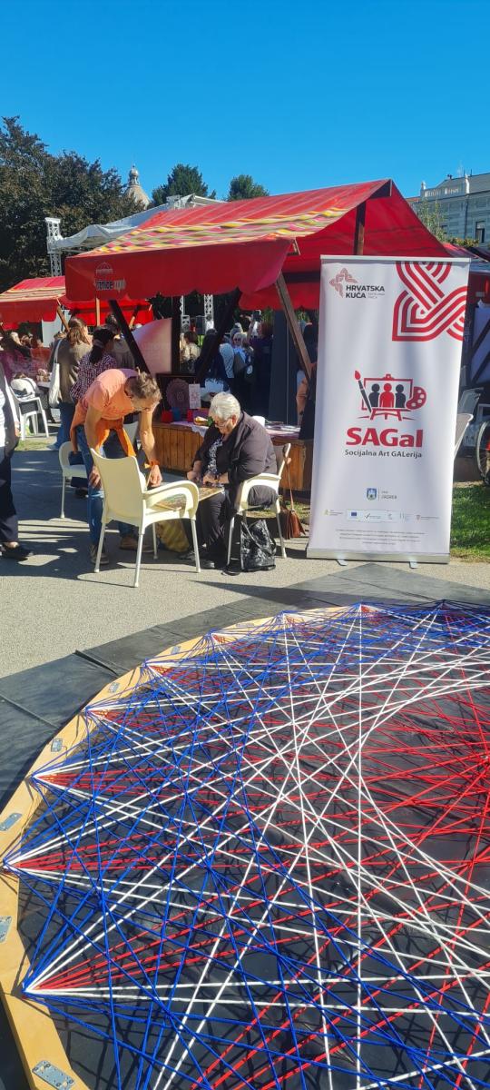 Hrvatska kuća „Materina priča” obilježila Međunarodni dan starijih osoba izradom velike umjetničke instalacije